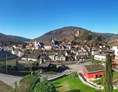 Monteurzimmer: Blick von der Terrasse der Ferienwohnung auf Neckarsteinach - Ferienwohnung Casa Rossa 