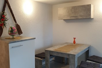 Monteurzimmer: Küche mit Esstisch - Wilseder Berg Wohnungen