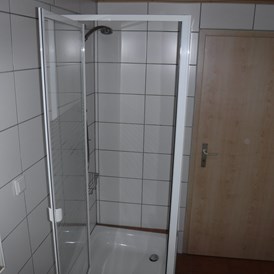 Monteurzimmer: Dusche in der Monteurwohnung im Parterre von Haus Siegner in Spangenberg. - Haus Siegner  