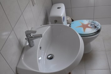 Monteurzimmer: Waschbecken mit Toilette in der Arbeiterwohnung in Spangenberg. - Haus Siegner  