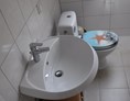 Monteurzimmer: Waschbecken mit Toilette in der Arbeiterwohnung in Spangenberg. - Haus Siegner  