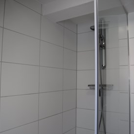 Monteurzimmer: Dusche im Haus Siegner - Monteurwohnungen in Spangenberg. - Haus Siegner  