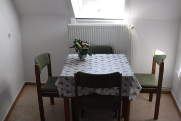 Monteurzimmer: Esstisch in der Küche der Monteurunterkunft in Spangenberg des Haus Siegner. - Haus Siegner  
