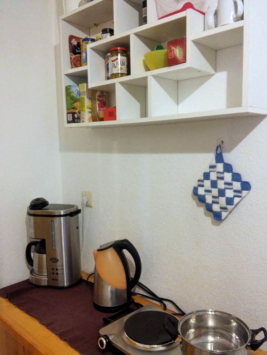 Monteurzimmer: Gewürze, Kaffeefilter, Tee und manch anderes Nützliches finden Sie im Regal. - Bartel Zimmervermietung