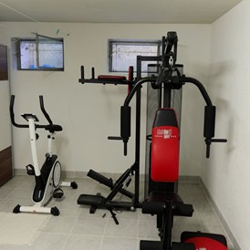 Monteurzimmer: Fitness-Raum zur Benutzung nach Absprache und auf eigene Verantwortung.
Wir haften nicht für Verletzungen oder Muskelkater! - Bartel Zimmervermietung