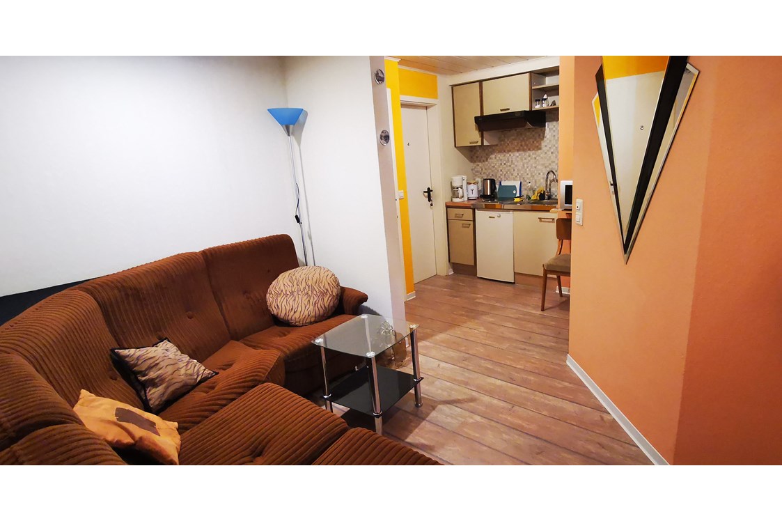 Monteurzimmer: Küchen- und Relaxbereich der Ferienwohnung (4 Personen, auch für Monteure geeignet) - Pension Linkemühle Niederfell