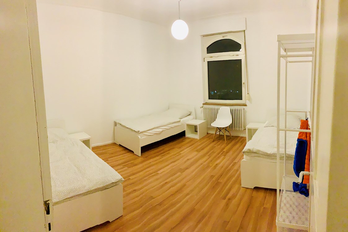 Monteurzimmer: Schlafzimmer mit Einzelbetten - raumstuttgart