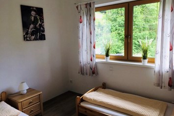 Monteurzimmer: Schlafzimmer im EG mit 2 getrennten Betten - Appartement Leitner