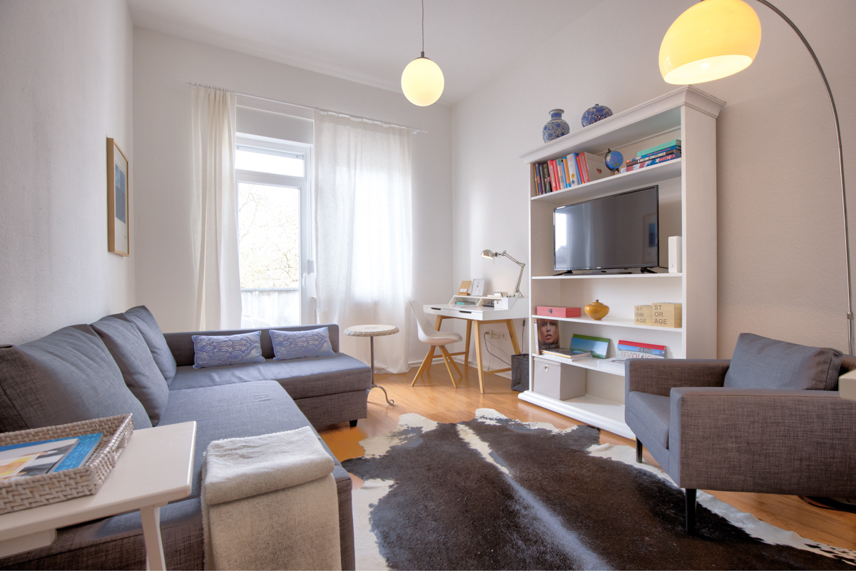 Monteurwohnung - Bettwäsche: Bettwäsche inklusive - Pfalz - Wohnzimmer mit ausziehbaren Bett - Marooms