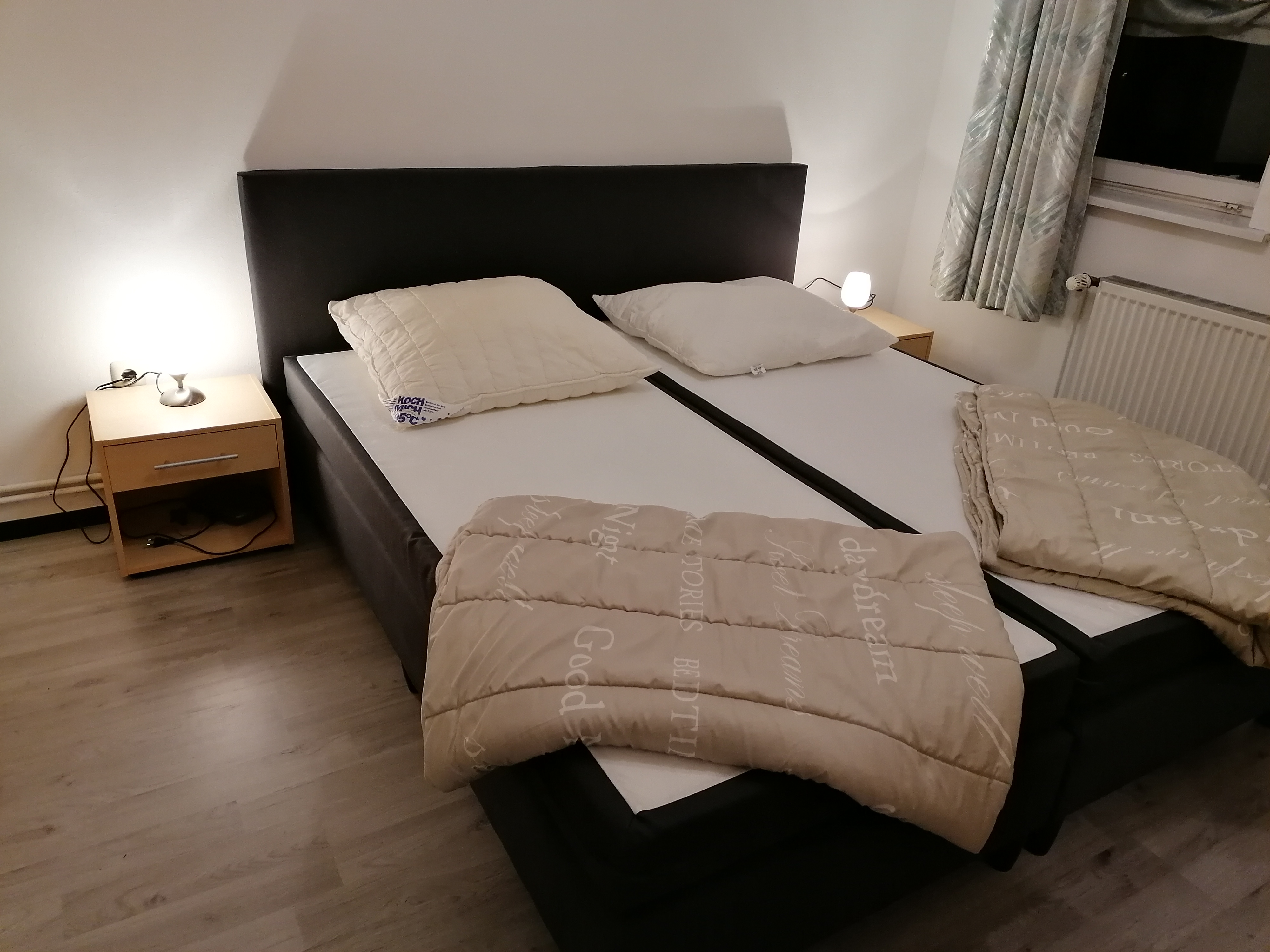 Monteurwohnung - Parkplatz: eigener Parkplatz vorhanden - Weserbergland, Harz ... - Schlafzimmer mit Boxspringbett - Altenau