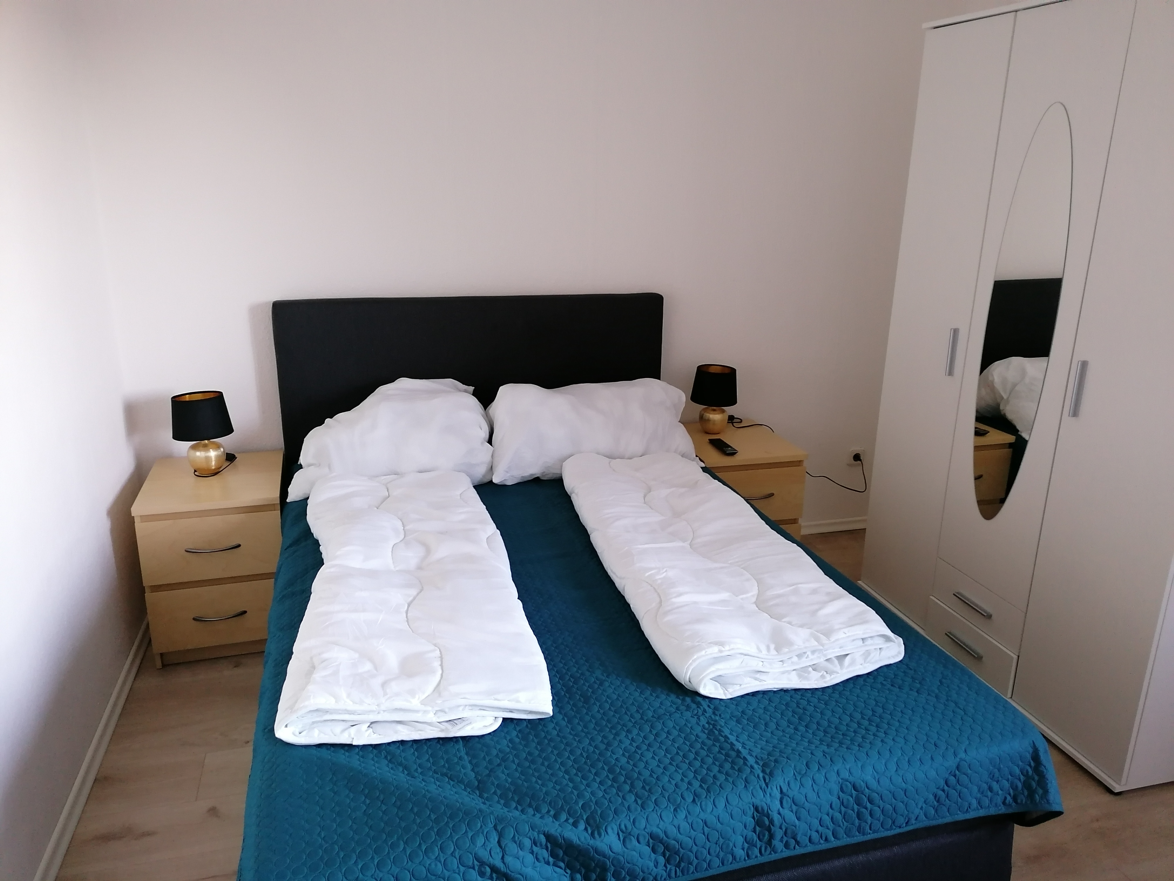 Monteurzimmer: Schlafbereich 22 qm Wohnung. 140er Boxspringbett - Schulenberg