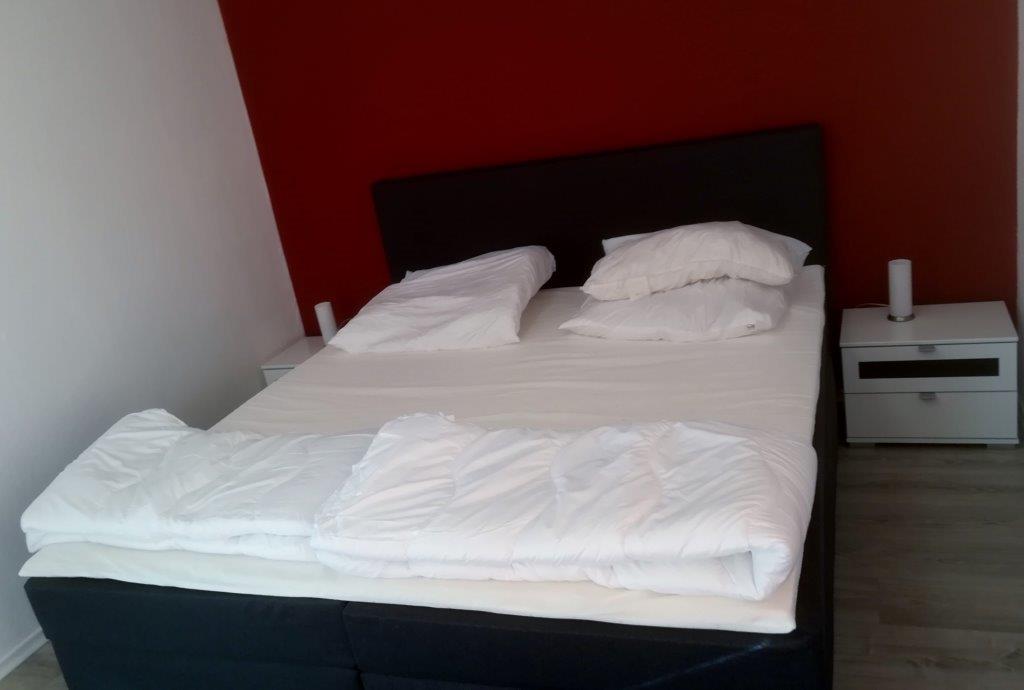 Monteurzimmer: Schlafzimmer mit Boxspringbett - Schulenberg