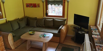 Monteurwohnung - Bettwäsche: Bettwäsche gegen Gebühr - Deutschland - Wohnzimmer mit Ausziehcouch - Ferienhaus in Berlin-Neu Venedig