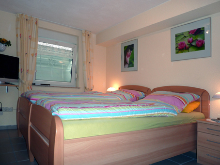 Monteurwohnung - Kaffeemaschine - Neuss - Schlafzimmer 1 - Gästehaus Hegger