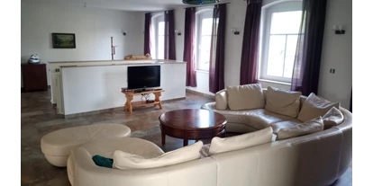 Monteurwohnung - TV - Oberlausitz - Wohnzimmer der 2 Etagen 170 m² großen Wohnung - zur alten Schule