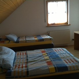 Monteurzimmer: Schlafzimmer Westseite - Schöne Ferienwohnung mit Platz für bis zu 5 Personen