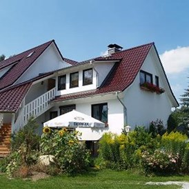 Monteurzimmer: Hausansicht Gartenseite - Gästehaus Bruns im Harz