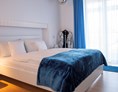 Monteurzimmer: Doppelzimmer mit Dusche, WC und Balkon - Family Lodge Birkenhof & Biergarten