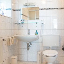 Monteurzimmer: Badezimmer mit Dusche und WC - Family Lodge Birkenhof & Biergarten
