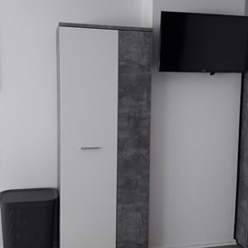 Monteurzimmer: Fernseher (DVBT2) mit zwei kleinen Kleiderschränken - Gutschlafen-Oranienburg 