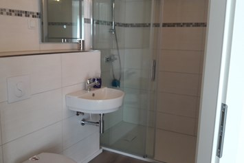 Monteurzimmer: Bad mit Dusche, WC und Waschmaschine - Gutschlafen-Oranienburg 