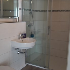 Monteurzimmer: Bad mit Dusche, WC und Waschmaschine - Gutschlafen-Oranienburg 