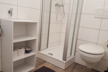 Monteurzimmer: Moderne Badezimmer - Diverse Monteurwohnungen in Bremen