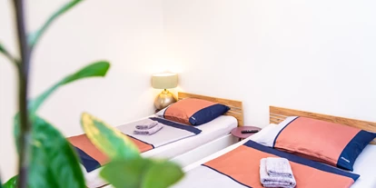 Monteurwohnung - PLZ 2482 (Österreich) - Schlafzimmer 2 Einzelbetten 120x200 & Smart-TV Netflix-YouTube - Senator-Flats Paulus