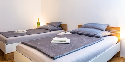 Monteurwohnung - PLZ 2482 (Österreich) - Schlafzimmer 2 Einzelbetten 120x200 & Smart-TV Netflix-YouTube - Senator-Flats Paulus
