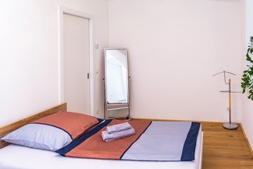 Monteurzimmer: Schlafzimmer 2 Einzelbetten 120x200 & Smart-TV Netflix-YouTube - Senator-Flats Paulus