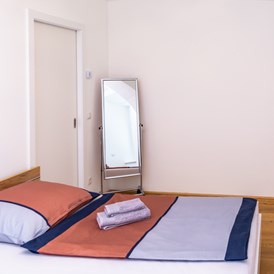 Monteurzimmer: Schlafzimmer 2 Einzelbetten 120x200 & Smart-TV Netflix-YouTube - Senator-Flats Paulus