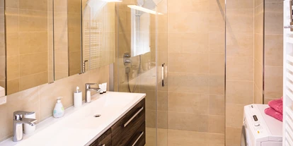 Monteurwohnung - PLZ 2482 (Österreich) - 1 Badezimmer mit Waschmaschine  - Senator-Flats Paulus