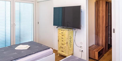 Monteurwohnung - PLZ 2482 (Österreich) - Schlazimmer mit 2 Einzelbetten 120x200, Smart-TV Netflix-YouTube & Begehbarer Schrak   - Senator-Flats Paulus