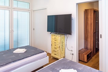 Monteurzimmer: Schlazimmer mit 2 Einzelbetten 120x200, Smart-TV Netflix-YouTube & Begehbarer Schrak   - Senator-Flats Paulus