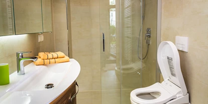 Monteurwohnung - PLZ 2482 (Österreich) - 2 Badezimmer mit  Villeroy & Boch ViClean - U+ Dusch-WC - Senator-Flats Paulus