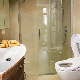Monteurzimmer: 2 Badezimmer mit  Villeroy & Boch ViClean - U+ Dusch-WC - Senator-Flats Paulus