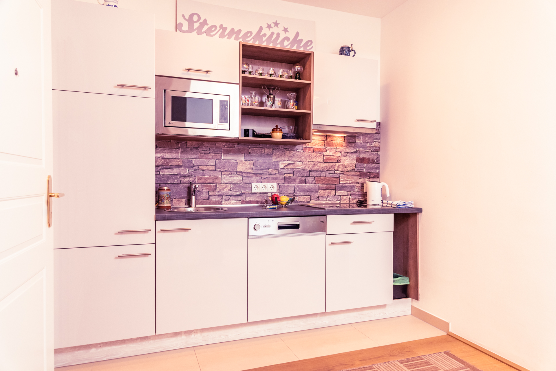 Monteurzimmer: Petrus Sternen Küche, Estisch, und Bettbank 

Petrus kitchen, Estonian, and bedside table - Senator-Flats Petrus