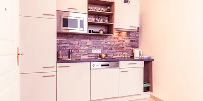Monteurwohnung - PLZ 2482 (Österreich) - Petrus Sternen Küche, Estisch, und Bettbank 
Petrus kitchen, Estonian, and bedside table - Senator-Flats Petrus
