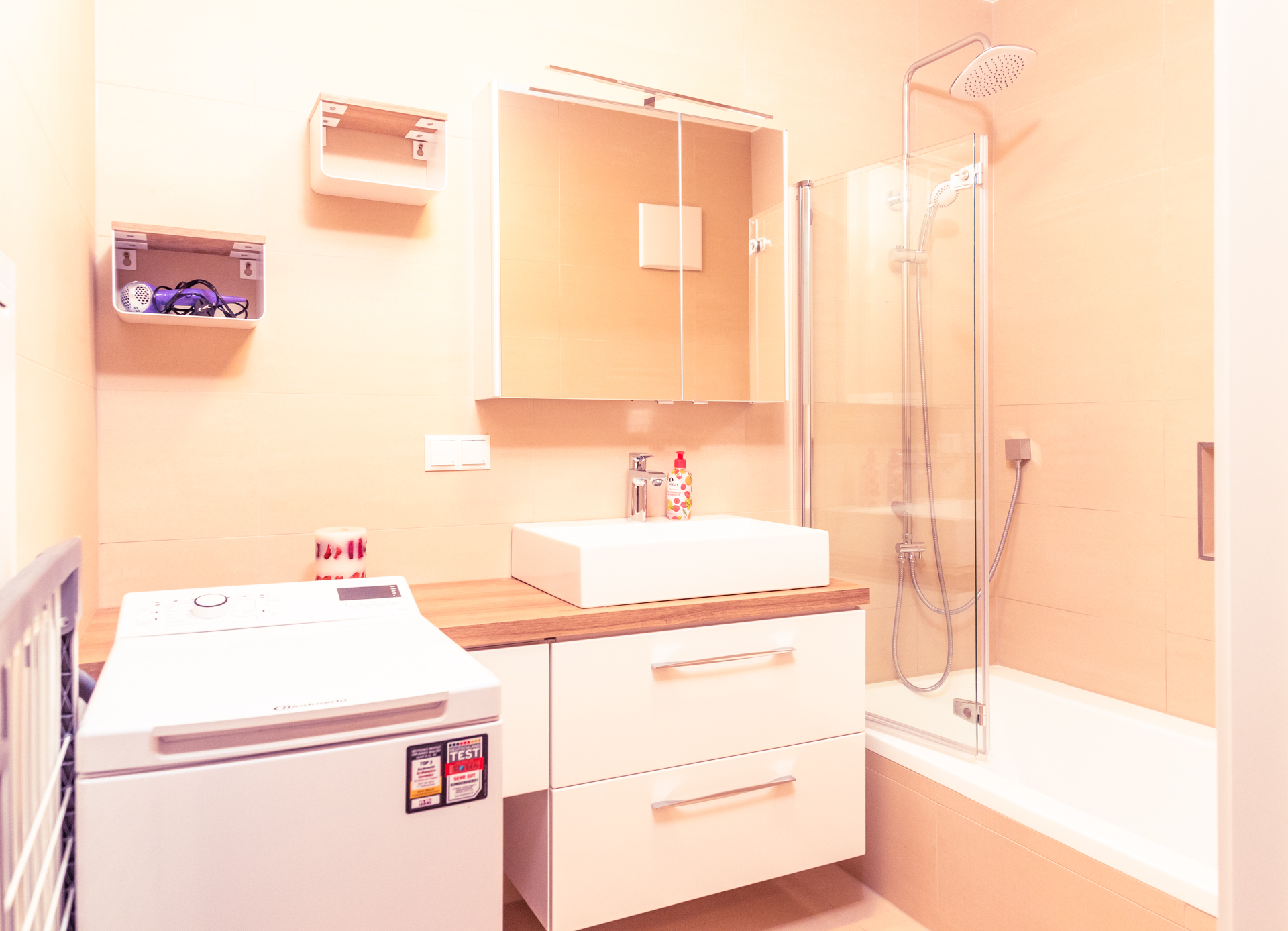 Monteurzimmer: Petrus Badezimmer, Dusche & Waschmaschine  

Petrus Bathroom,  shower and washing machine

 - Senator-Flats Petrus