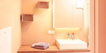 Monteurwohnung - PLZ 2482 (Österreich) - Petrus Badezimmer, Dusche & Waschmaschine  
Petrus Bathroom,  shower and washing machine
 - Senator-Flats Petrus