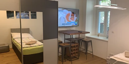 Monteurwohnung - PLZ 2482 (Österreich) - Petrus Schlafzimmer Esstisch & 3 Einzelbetten & Smart-TV Netflix-YouTube
Petrus bedroom & estonian 3 lits simples & Smart-TV Netflix-YouTube - Senator-Flats Petrus