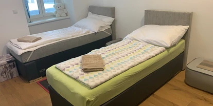 Monteurwohnung - PLZ 2482 (Österreich) - Petrus Schlafzimmer 3 Einzelbetten & Smart-TV Netflix-YouTube
Petrus bedroom 3 lits simples & Smart-TV Netflix-YouTube - Senator-Flats Petrus