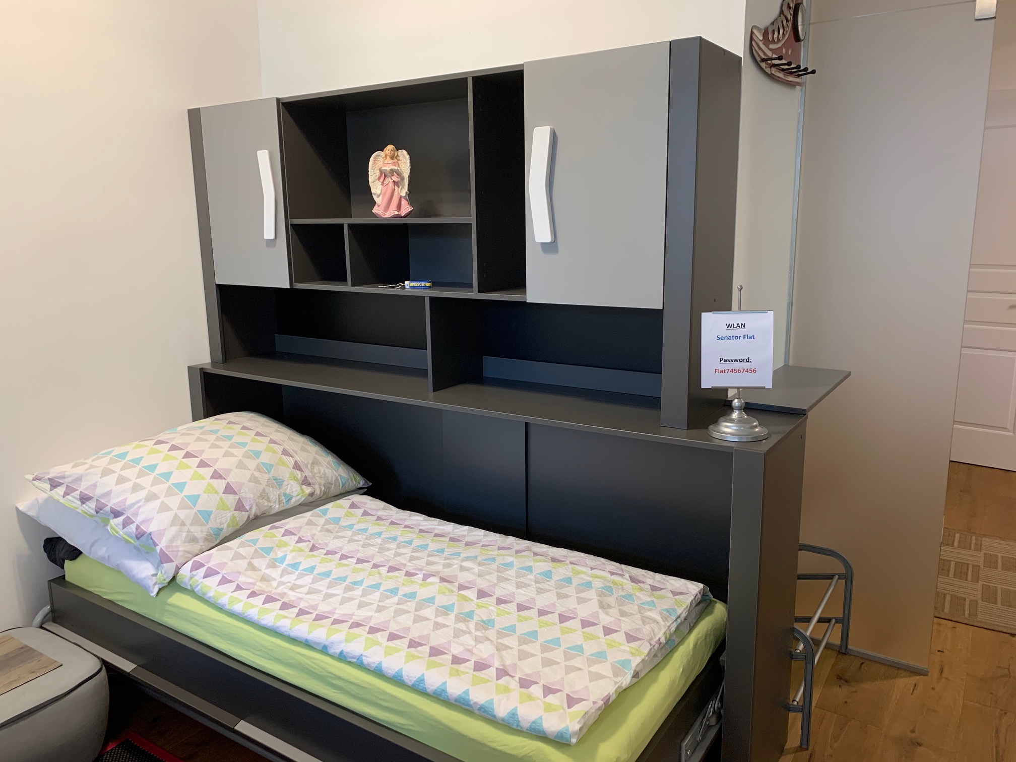 Monteurzimmer: Petrus Schlafzimmer 3 Einzelbetten 

Petrus bedroom 3 lits simples  - Senator-Flats Petrus