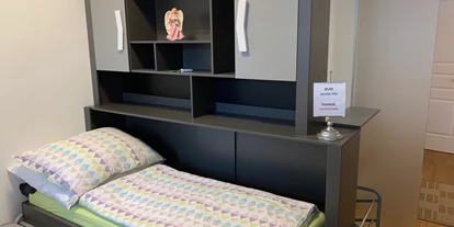 Monteurwohnung - PLZ 2482 (Österreich) - Petrus Schlafzimmer 3 Einzelbetten 
Petrus bedroom 3 lits simples  - Senator-Flats Petrus