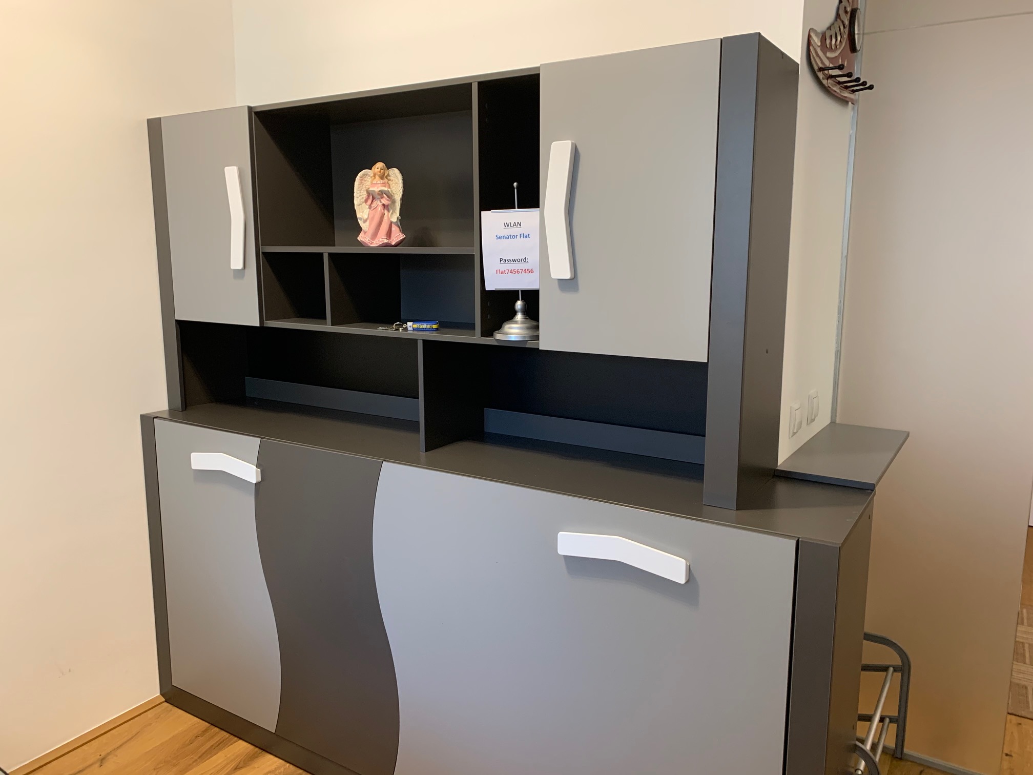 Monteurzimmer: Petrus Schlafzimmer 3 Einzelbetten 

Petrus bedroom 3 lits simples  - Senator-Flats Petrus