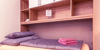 Monteurwohnung - PLZ 2482 (Österreich) - Kardinal Nagl Schlafzimmer 3 Einzelbetten & Smart-TV Netflix-YouTube
Kardinal Nagl bedroom 3 lits simples & Smart-TV Netflix-YouTube - Senator-Flats Kardinal Nagl