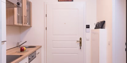Monteurwohnung - PLZ 2482 (Österreich) - Kardinal Nagl Küche inklusive Kühl-/ Gefrierkombinationen, Kochfeld, Dunstabzugshaube ausziehbar, Mikrowelenherd, Espreomaschie, Wasserkocher, Geschirrspüler, Teller, Pfannen usw.
Kardinal Nagl kitchen including fridge / freezer combinations, hob, extractor hood, microwave oven, Espreomaschie, kettle, dishwasher, plates, pans, etc.  - Senator-Flats Kardinal Nagl