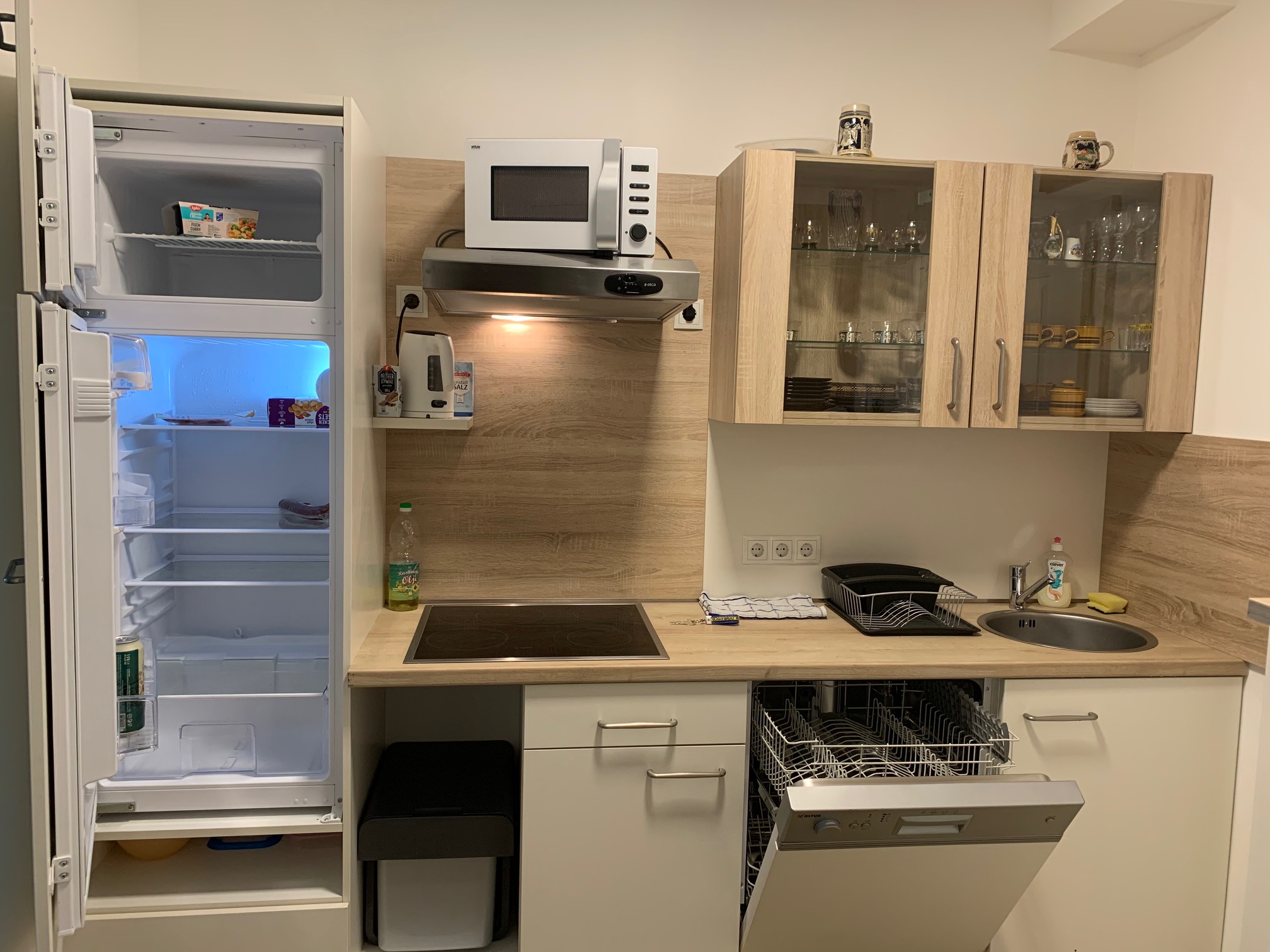 Monteurzimmer: Kardinal Nagl Küche inklusive Kühl-/ Gefrierkombinationen, Kochfeld, Dunstabzugshaube ausziehbar, Mikrowelenherd, Espreomaschie, Wasserkocher, Geschirrspüler, Teller, Pfannen usw.

Kardinal Nagl kitchen including fridge / freezer combinations, hob, extractor hood, microwave oven, Espreomaschie, kettle, dishwasher, plates, pans, etc.  - Senator-Flats Kardinal Nagl