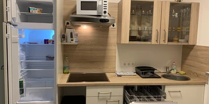 Monteurwohnung - PLZ 2482 (Österreich) - Kardinal Nagl Küche inklusive Kühl-/ Gefrierkombinationen, Kochfeld, Dunstabzugshaube ausziehbar, Mikrowelenherd, Espreomaschie, Wasserkocher, Geschirrspüler, Teller, Pfannen usw.
Kardinal Nagl kitchen including fridge / freezer combinations, hob, extractor hood, microwave oven, Espreomaschie, kettle, dishwasher, plates, pans, etc.  - Senator-Flats Kardinal Nagl