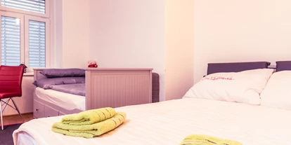 Monteurwohnung - PLZ 2482 (Österreich) - Kardinal Nagl Schlafzimmer 3 Einzelbetten & Smart-TV Netflix-YouTube
Kardinal Nagl  bedroom 3 lits simples & Smart-TV Netflix-YouTube - Senator-Flats Kardinal Nagl